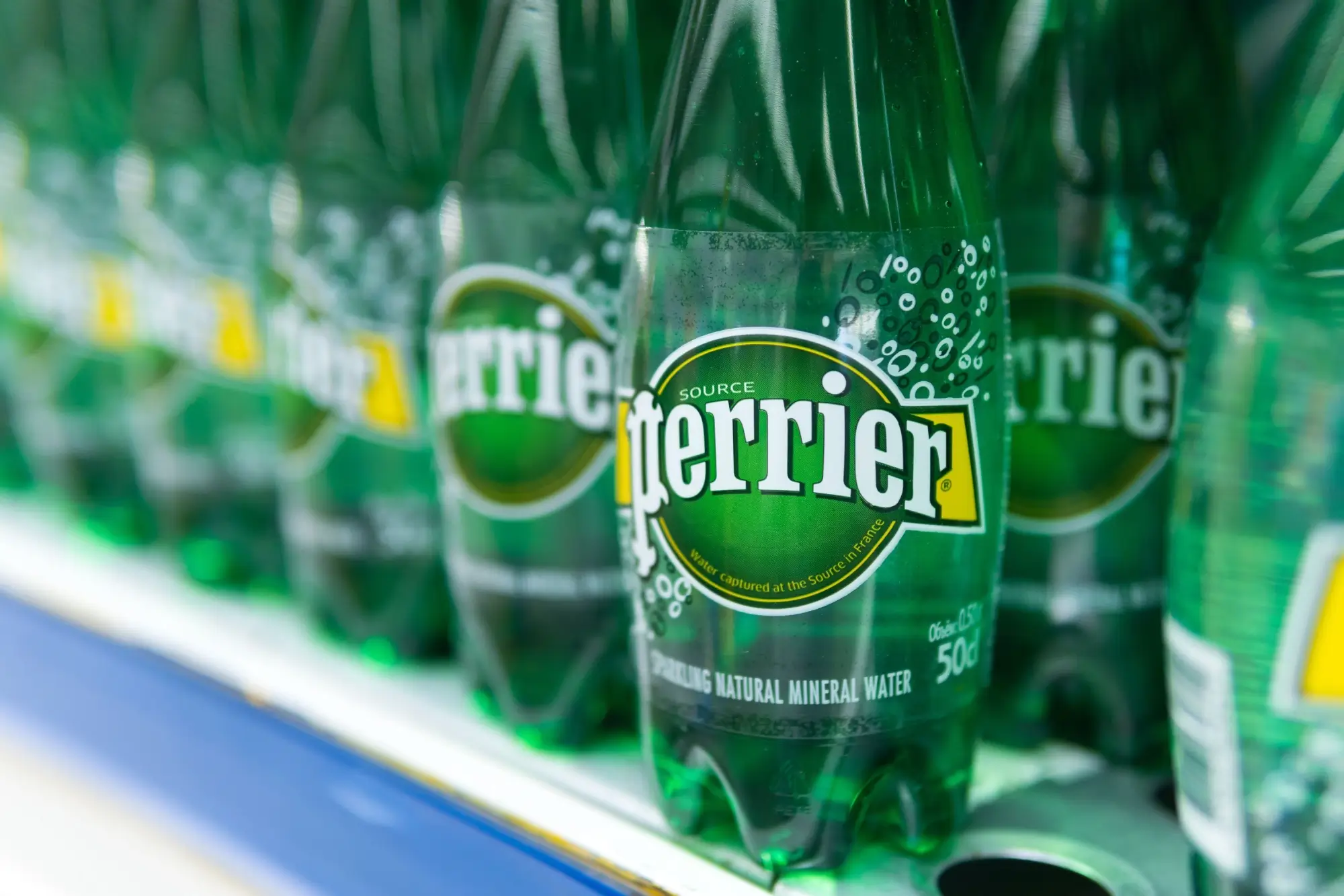 Shutterstock_1965997882 - Techsvět Minerální voda Perrier