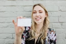 Žena drží občanský průkaz