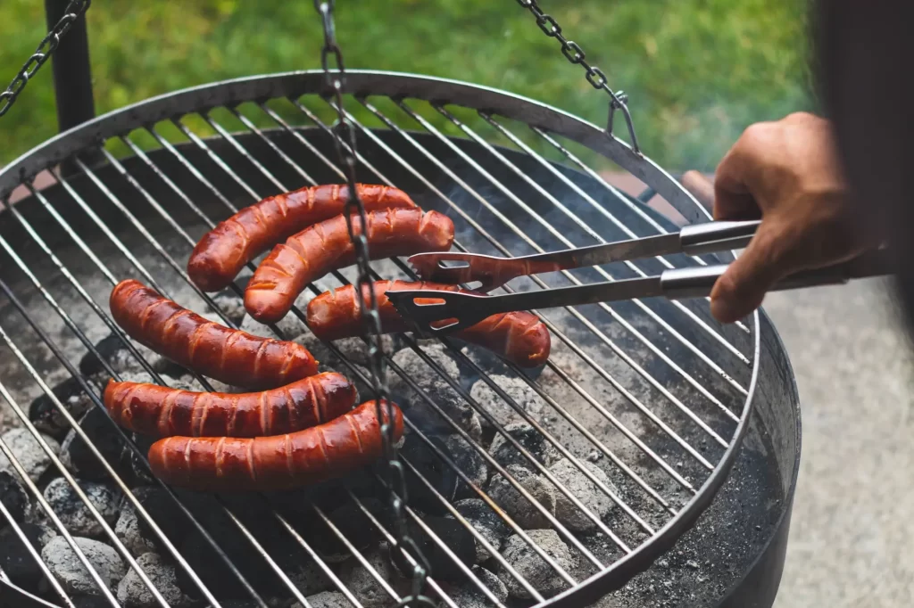 Shutterstock_2021355842 - Techsvět Klobásy na grilu