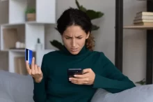Zmatená žena s mobilem