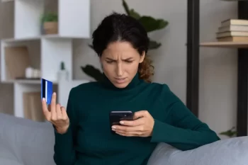 Zmatená žena s mobilem