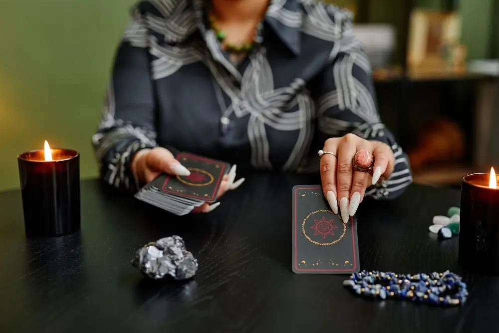 vědma vykládá karty