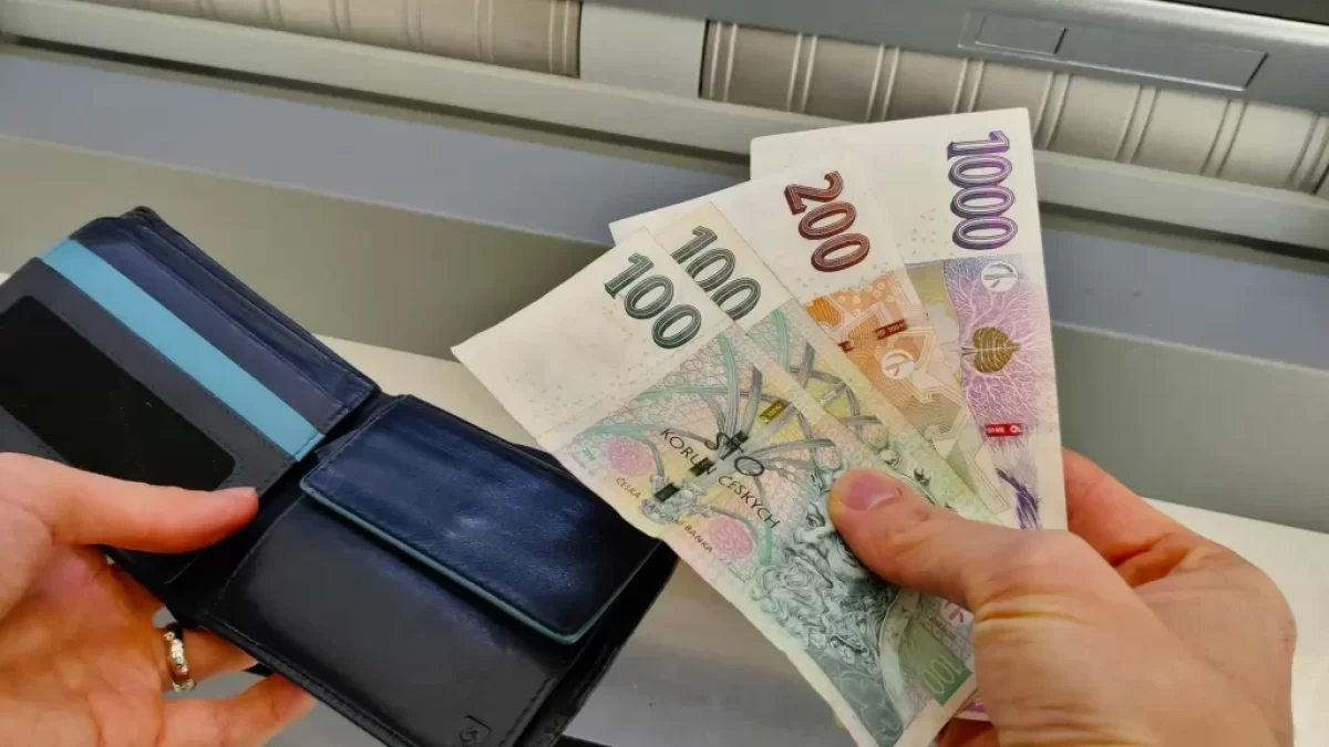 Peníze u bankomatu