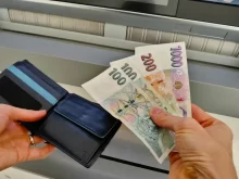 Peníze u bankomatu