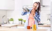 žena pracuje s olejem