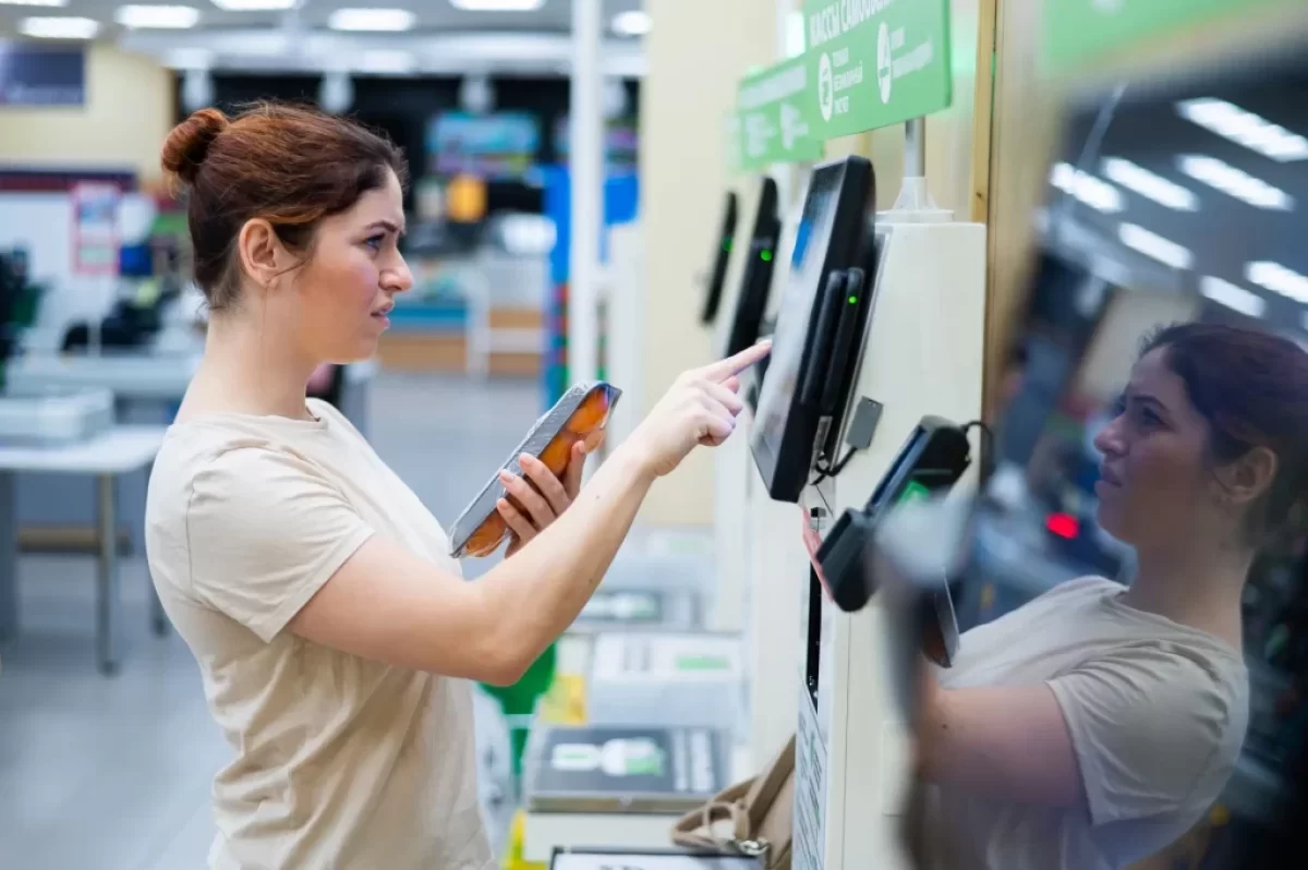 Frustrovaná žena u samoobslužné pokladny