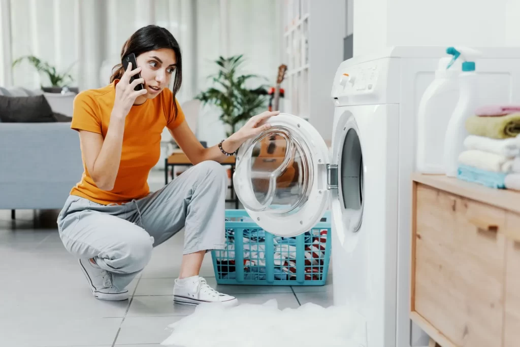 - Techsvět Žena volá servis na porouchanou pračku.