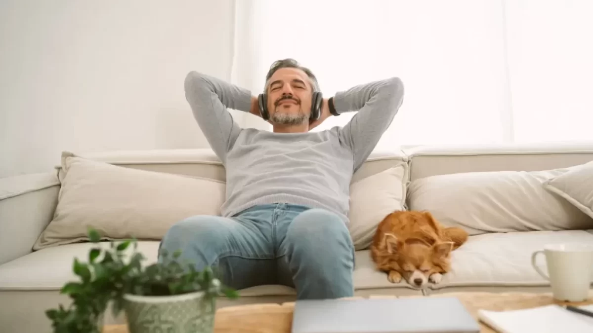 Muž relaxuje na gauči