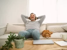 Muž relaxuje na gauči