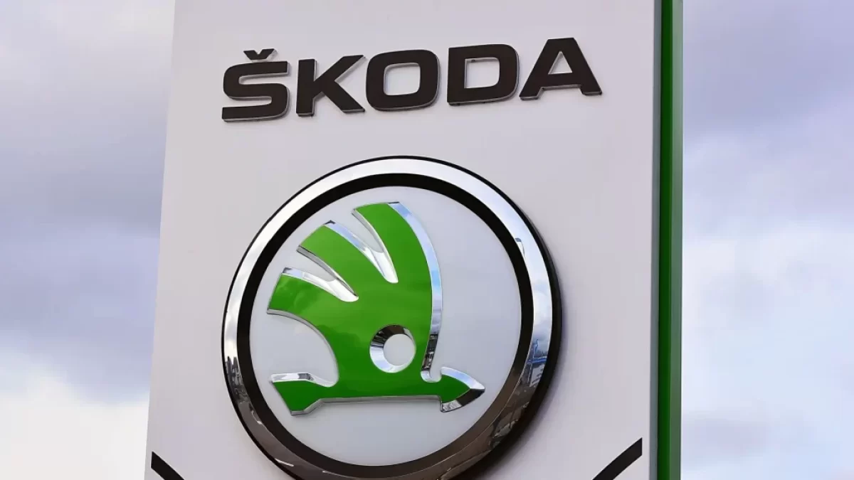 Škoda logo na sloupu u fabriky