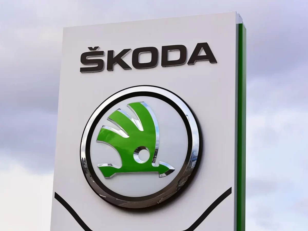 Škoda logo na sloupu u fabriky