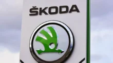 Škoda logo na sloupu u fabriky