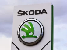Škoda logo na sloupu u fabriky