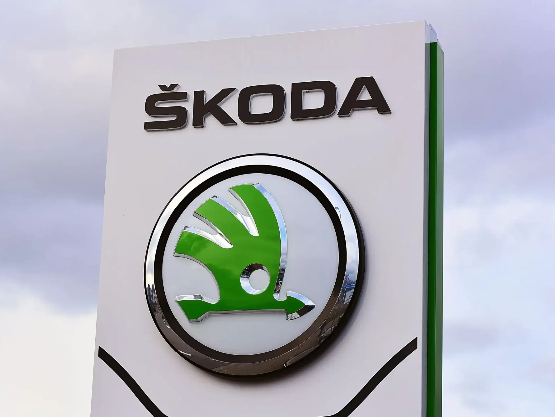 Škoda logo na sloupu u fabriky