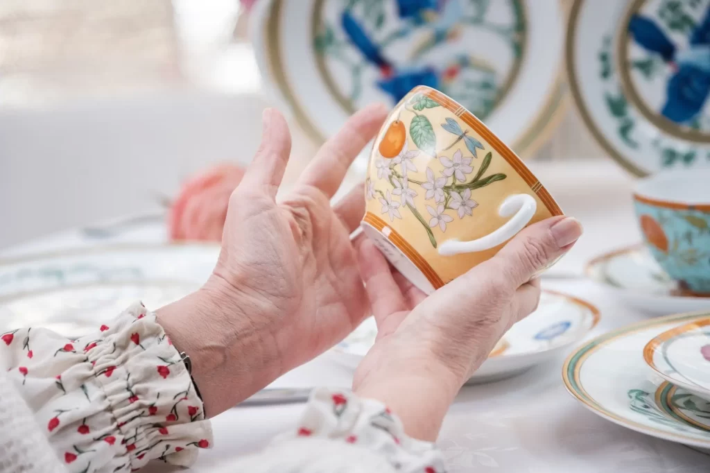 Shutterstock_2215429987 - Techsvět Ručně malovaný porcelán je velmi cenný.