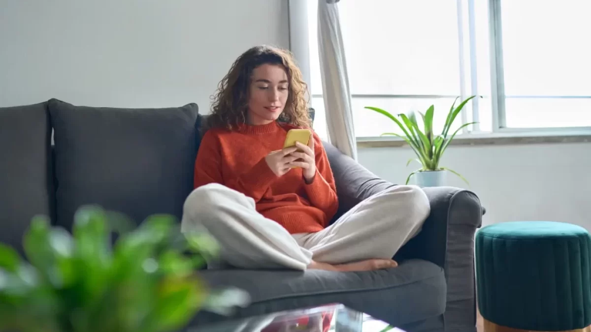 žena používá mobil