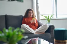 žena používá mobil