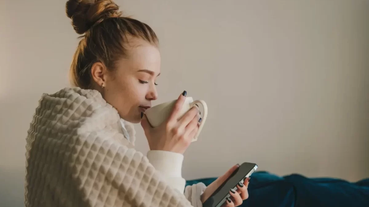 Žena pije čaj