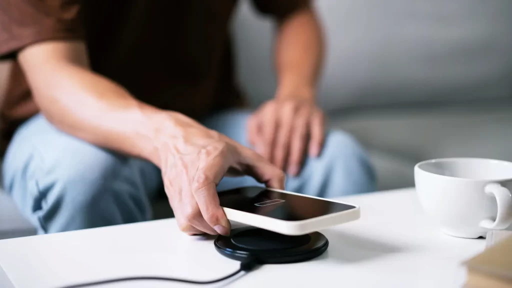 Pozor dávejte i při samotném nabíjení telefonu, FOTO: Shutterstock - Techsvět nabíjení telefonu