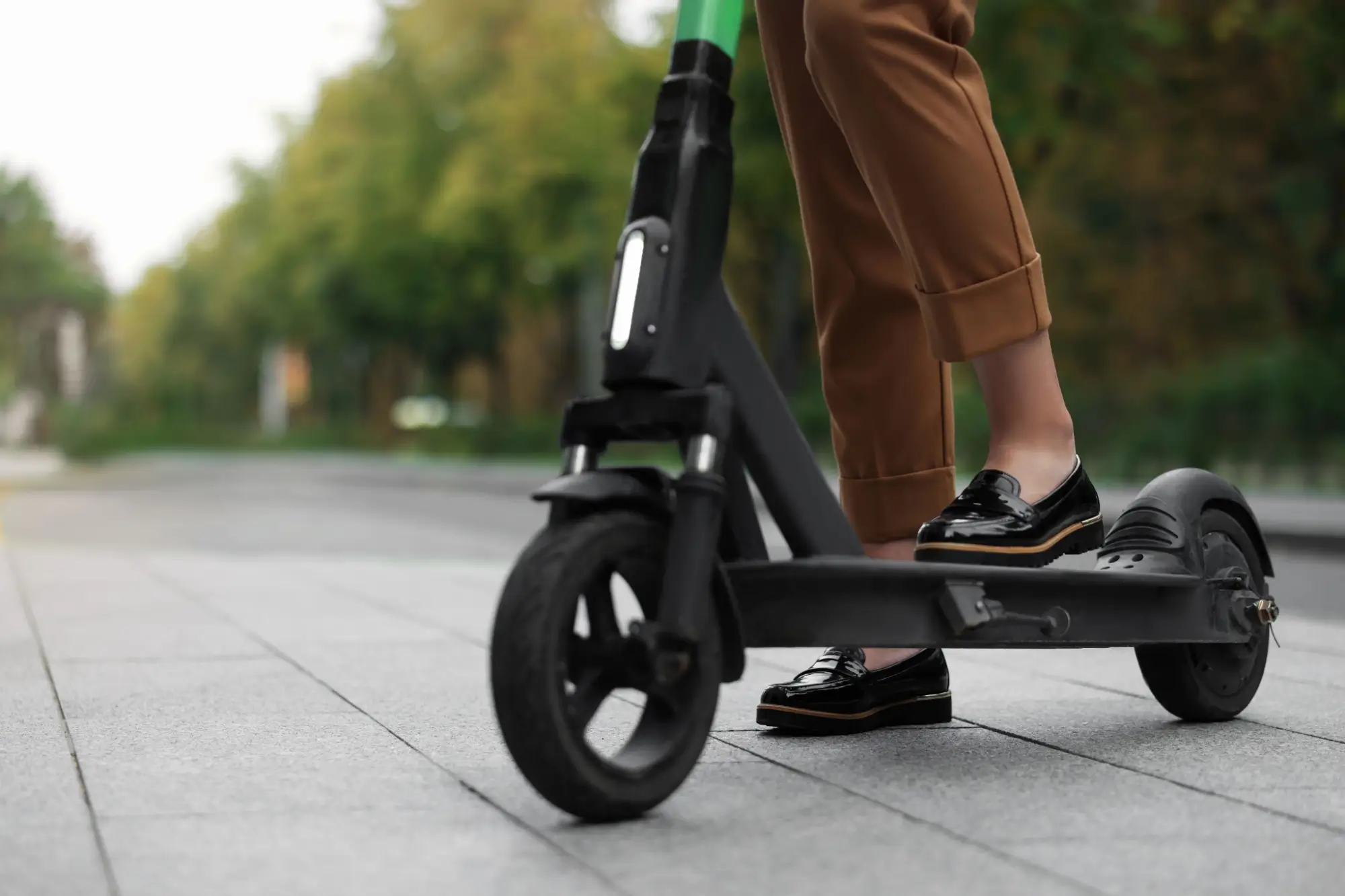 - Techsvět Elektrická koloběžka na chodníku