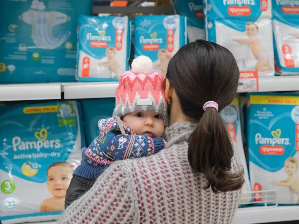 Matka s dítětem vybírá plenky