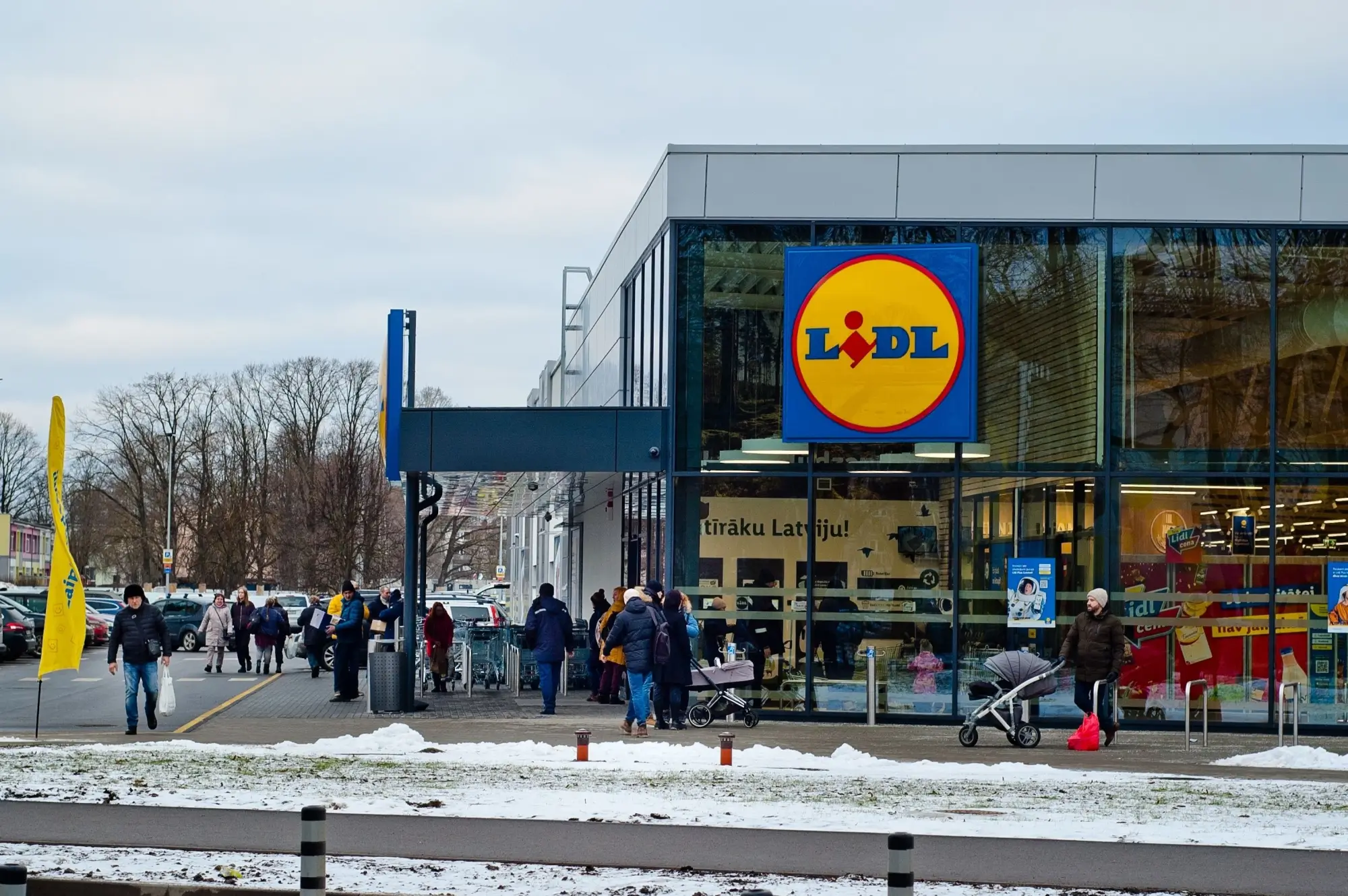 Před supermarkety mohou být rvačky