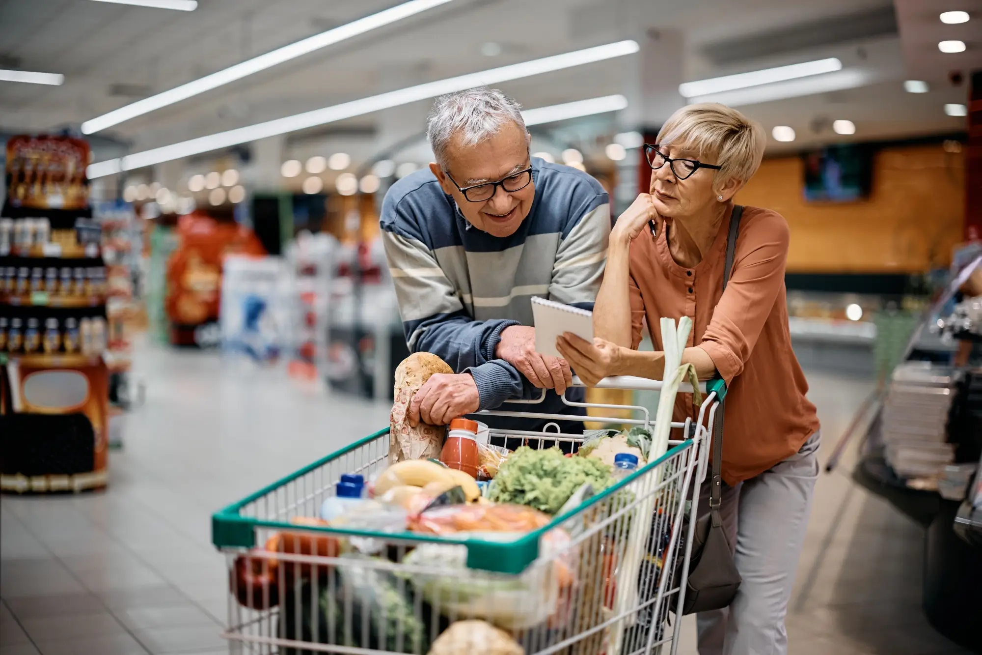 Shutterstock_2279180131 - Techsvět Senioři na nákupu