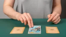 žena vykládá karty