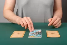 žena vykládá karty