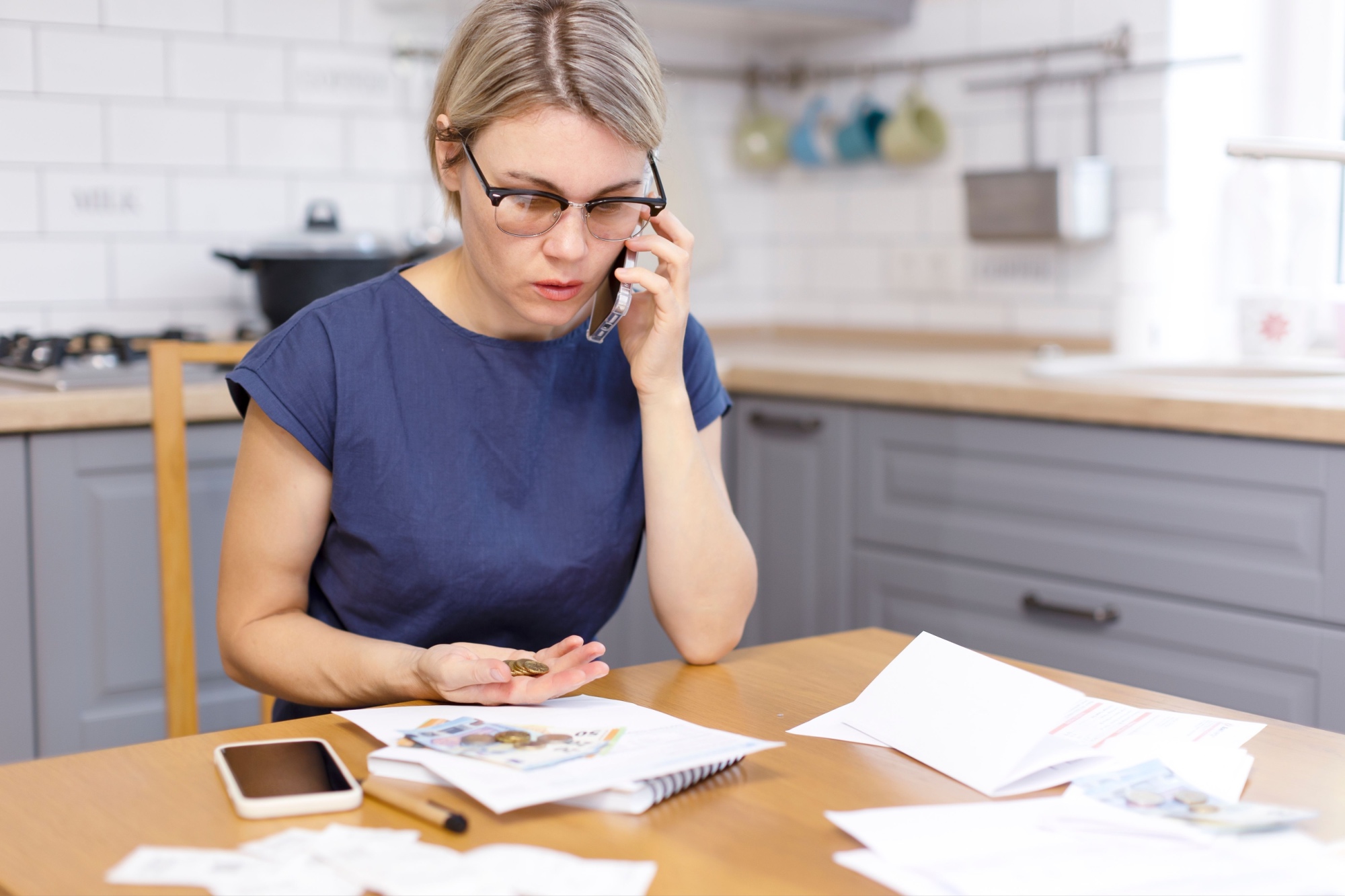 Shutterstock_2302642611 - Techsvět Žena platí účet za telefon