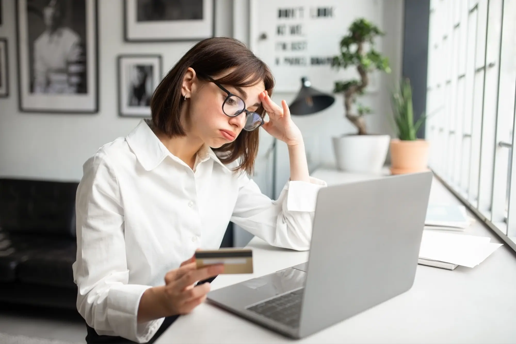 Shutterstock_2307223005 - Techsvět žena nemá peníze na svém účtu