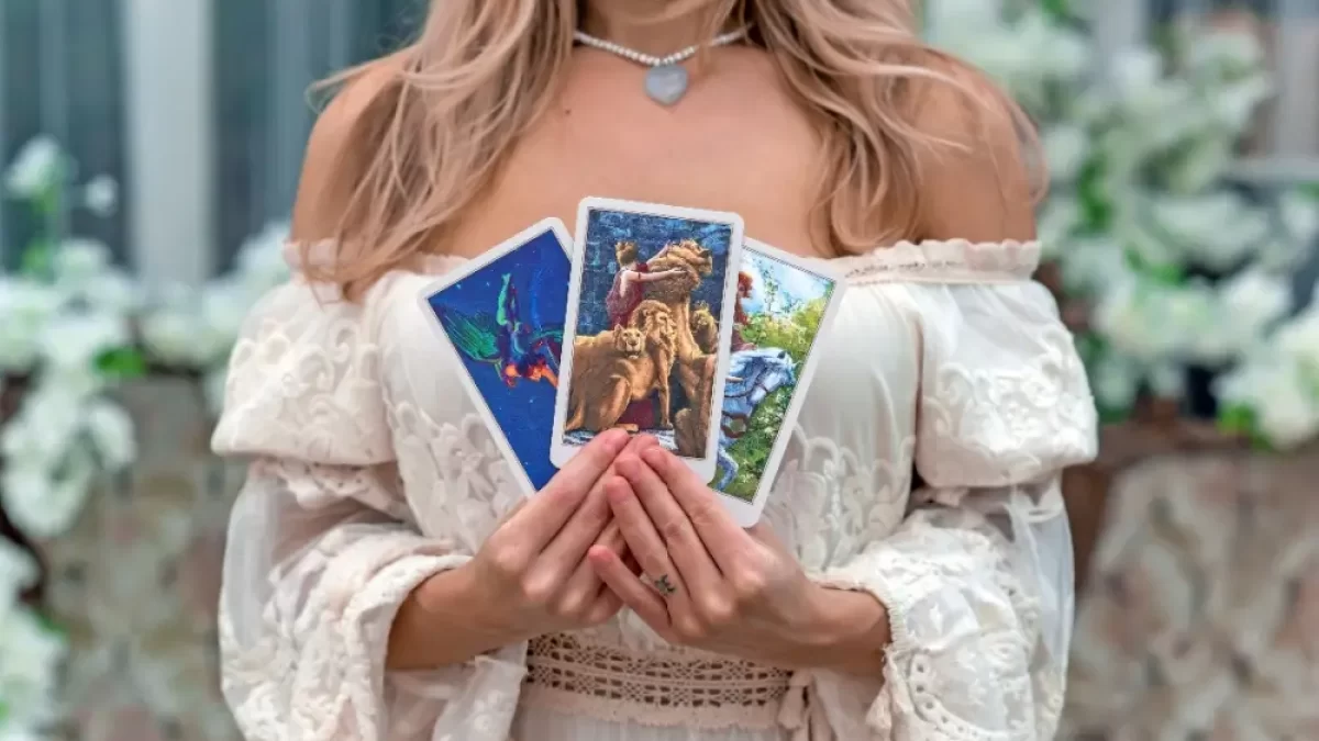 žena drží karty