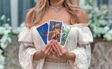 žena drží karty