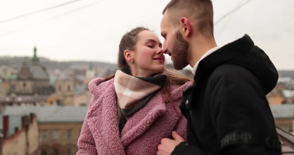 Co pro vás znamená slovo „láska“? - Techsvět muž líbá ženu