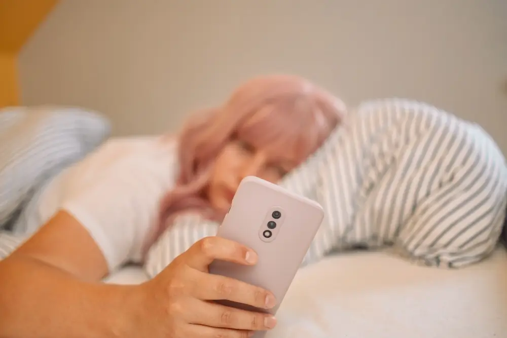 Lidé se mnohdy bojí usnout, aby se jim nezdály špatné sny - Techsvět žena je na mobilu
