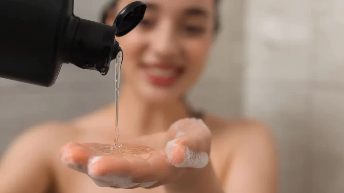 žena aplikuje šampon