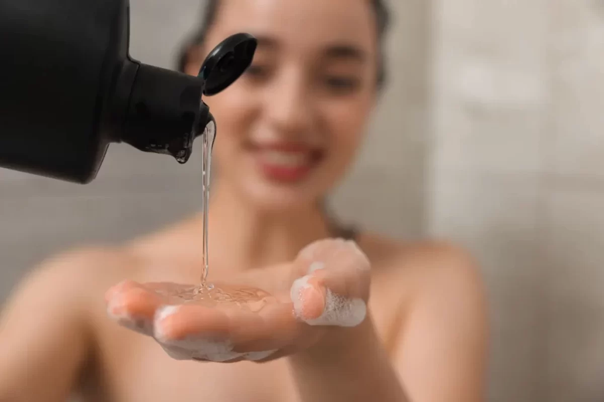 žena aplikuje šampon