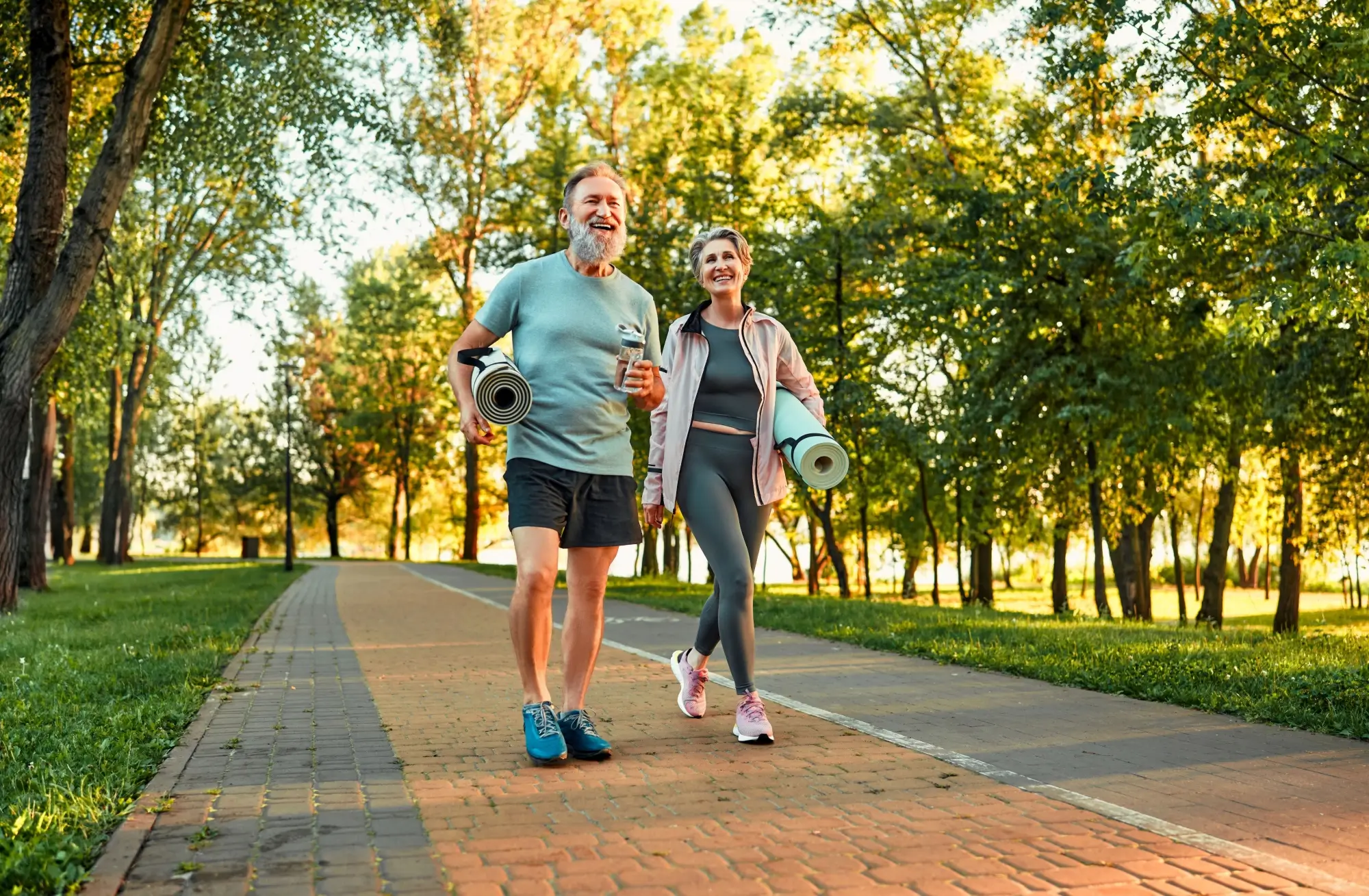 Shutterstock_2366442789 - Techsvět Senioři při venkovním cvičení
