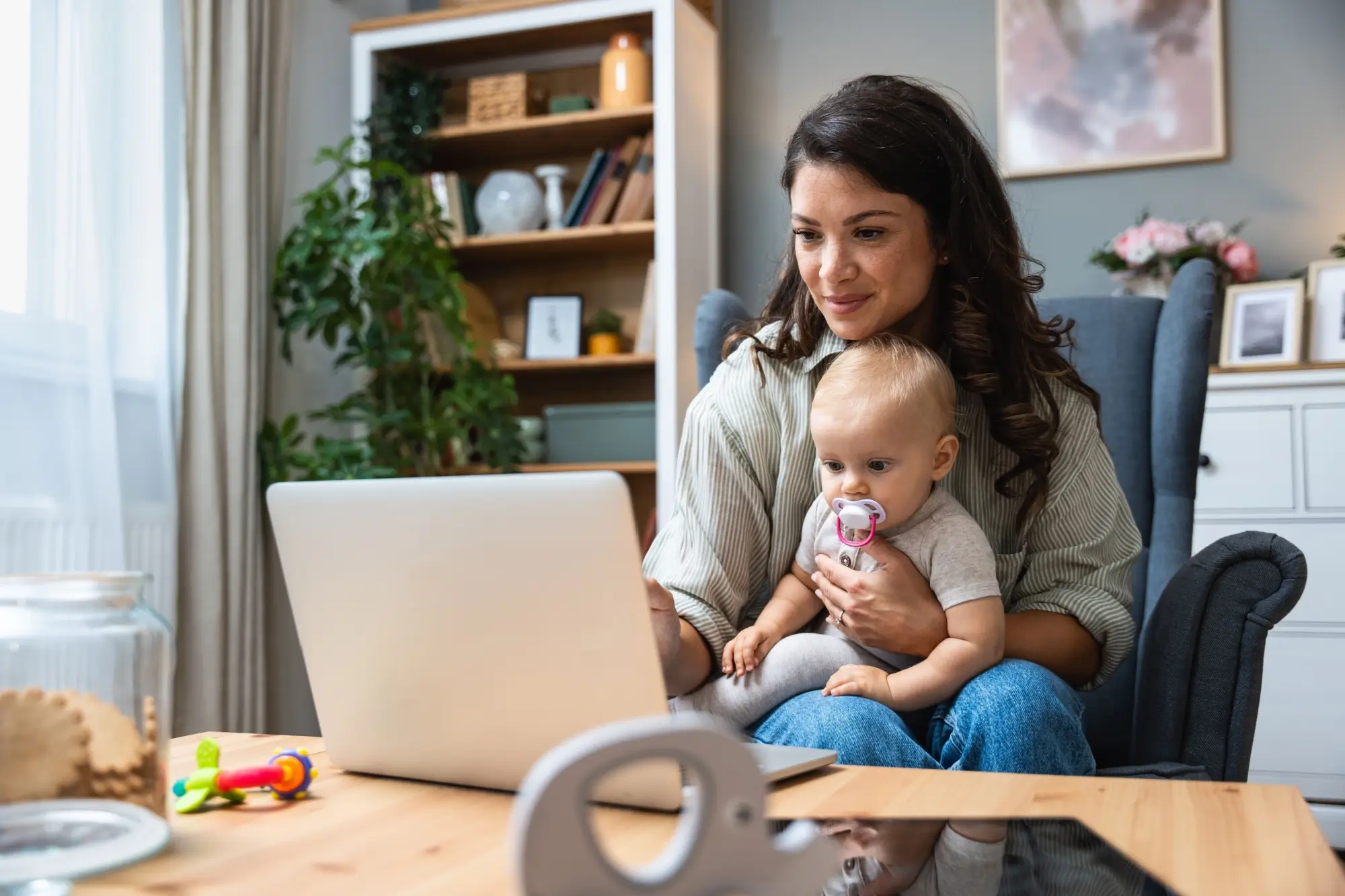 Shutterstock_2394897747 - Techsvět Žena u stolu pracuje u stolu s dítětem