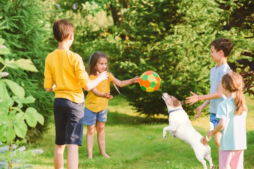 Přát nám bude i počasí, FOTO: Shutterstock - Techsvět děti si hrají na zahradě