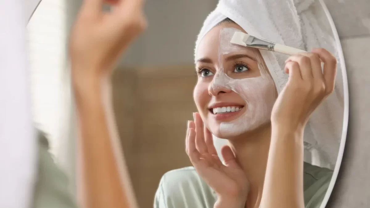 Žena si aplikuje pleťovou masku