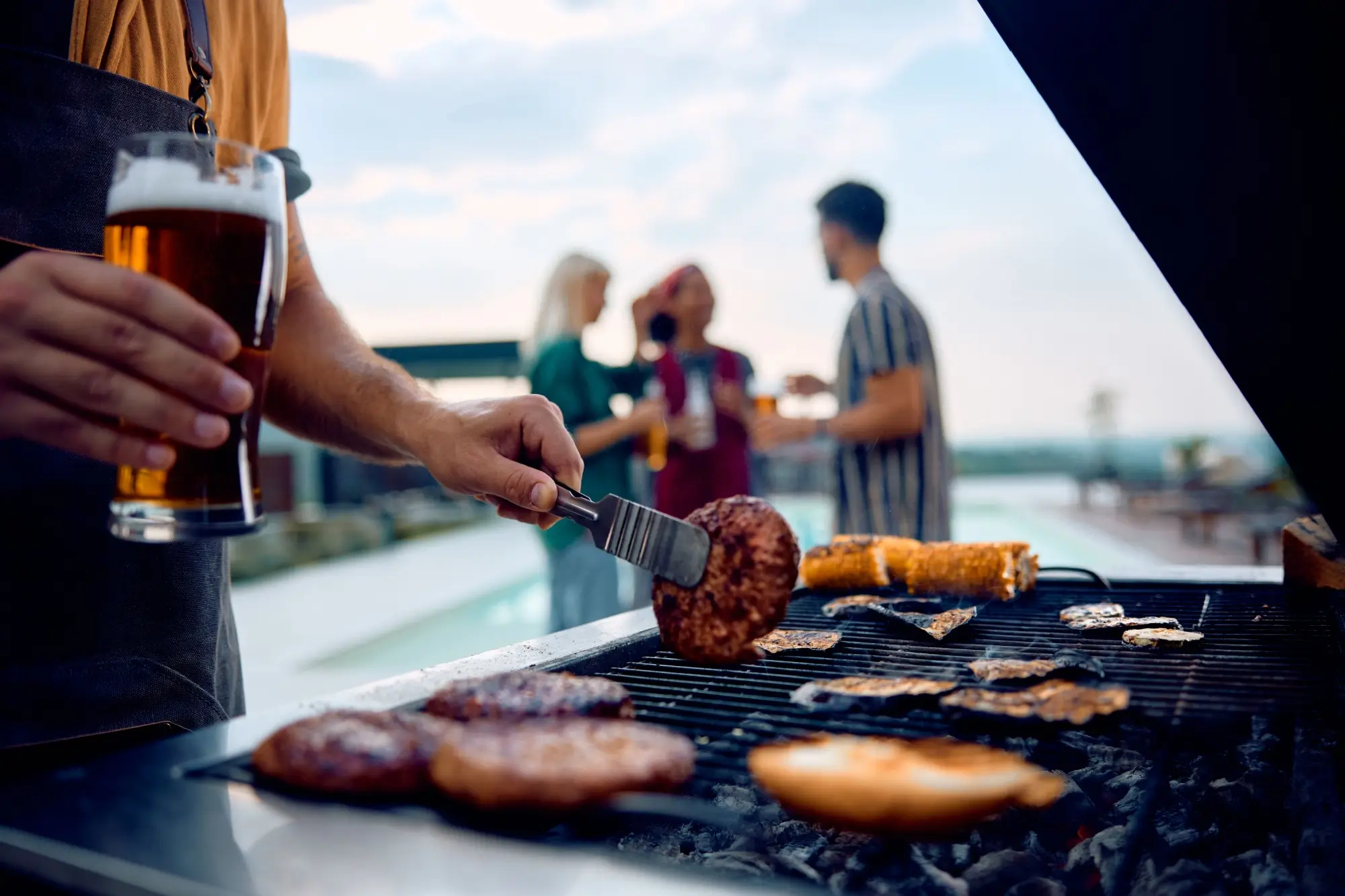 Shutterstock_2434782685 - Techsvět lidé u grilu