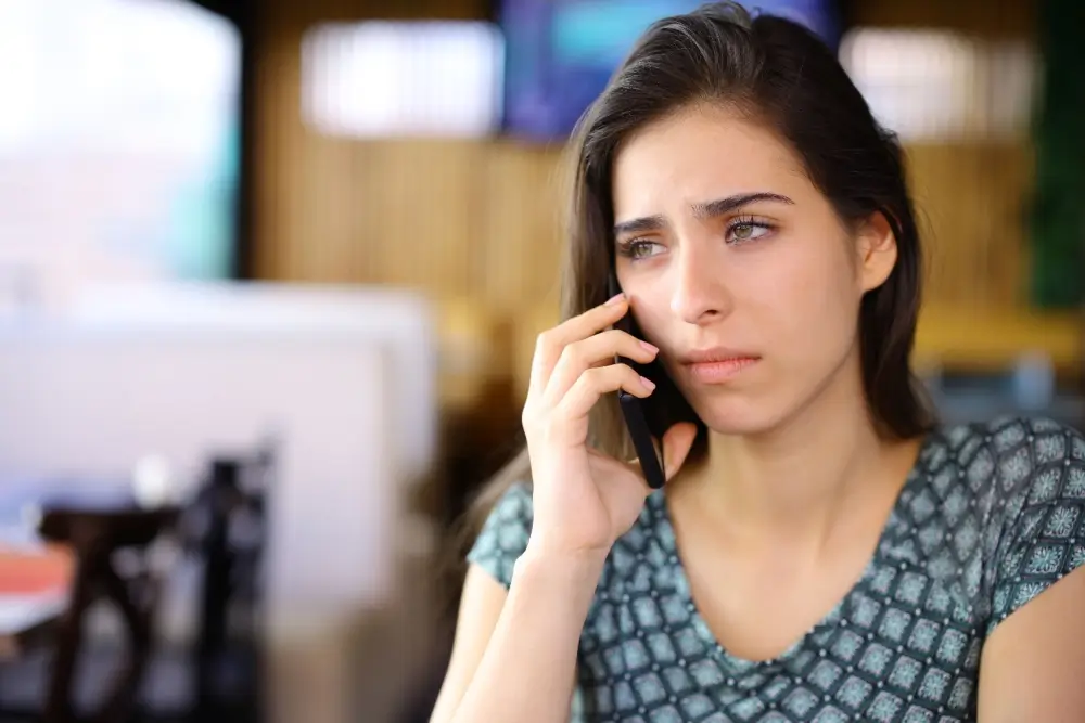 Neustálé problémy okolí vyčerpávají - Techsvět žena si stěžuje po telefonu