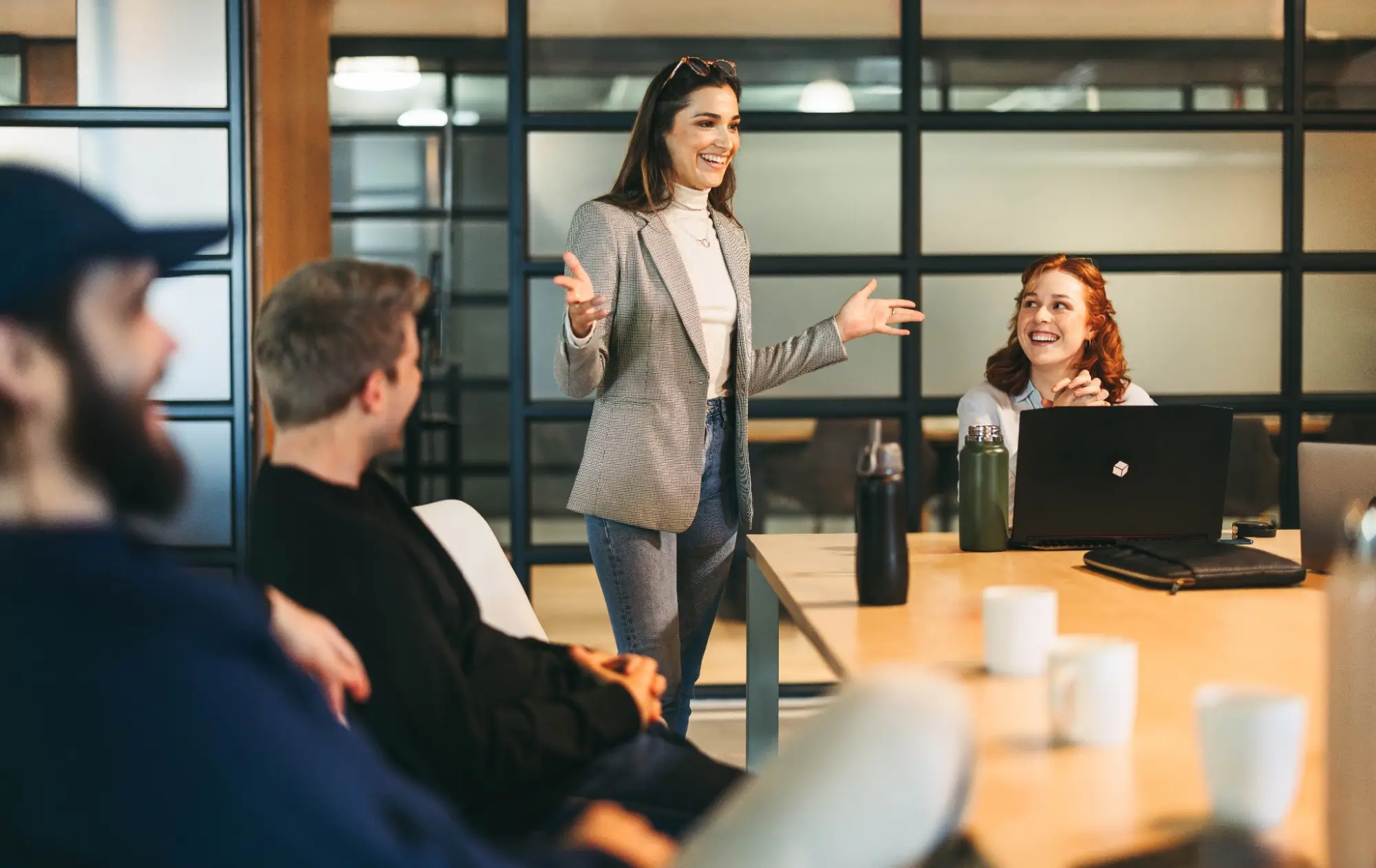 Někteří lidé jsou přirozeně charismatičtější než jiní - Techsvět Charismatická žena na meetingu