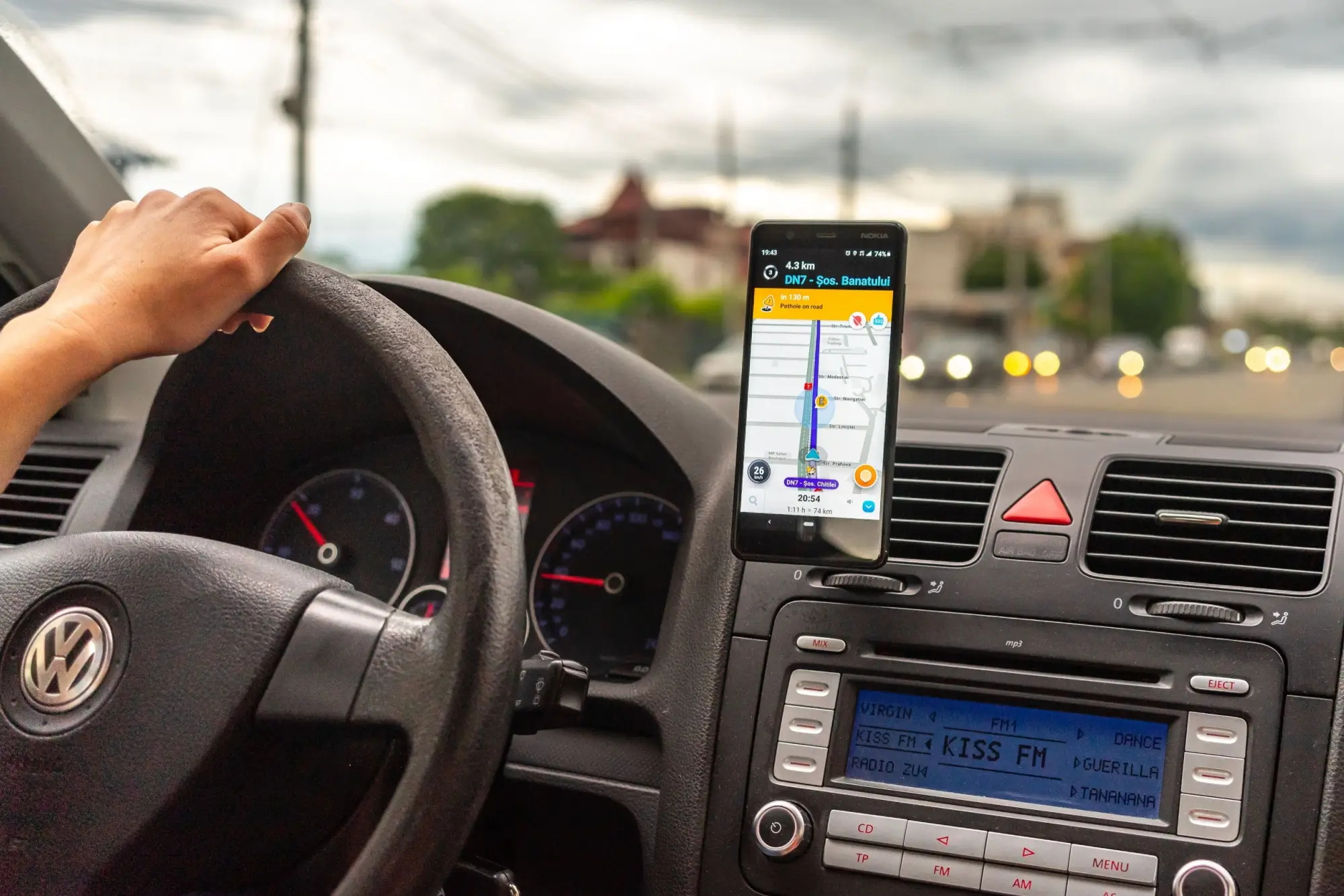 - Techsvět Waze aplikace v mobilu na palubovce