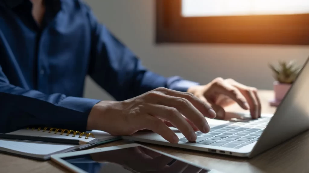 Během pár kliků zjistíte, kdo vám krade internet, FOTO: Shutterstock - Techsvět muž pracuje na počítači