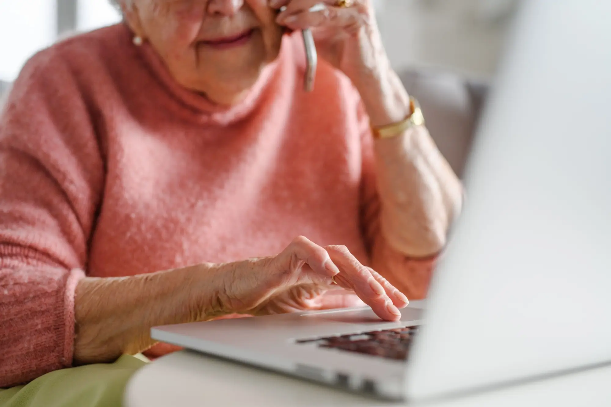 - Techsvět Důchodkyně s mobilem u laptopu