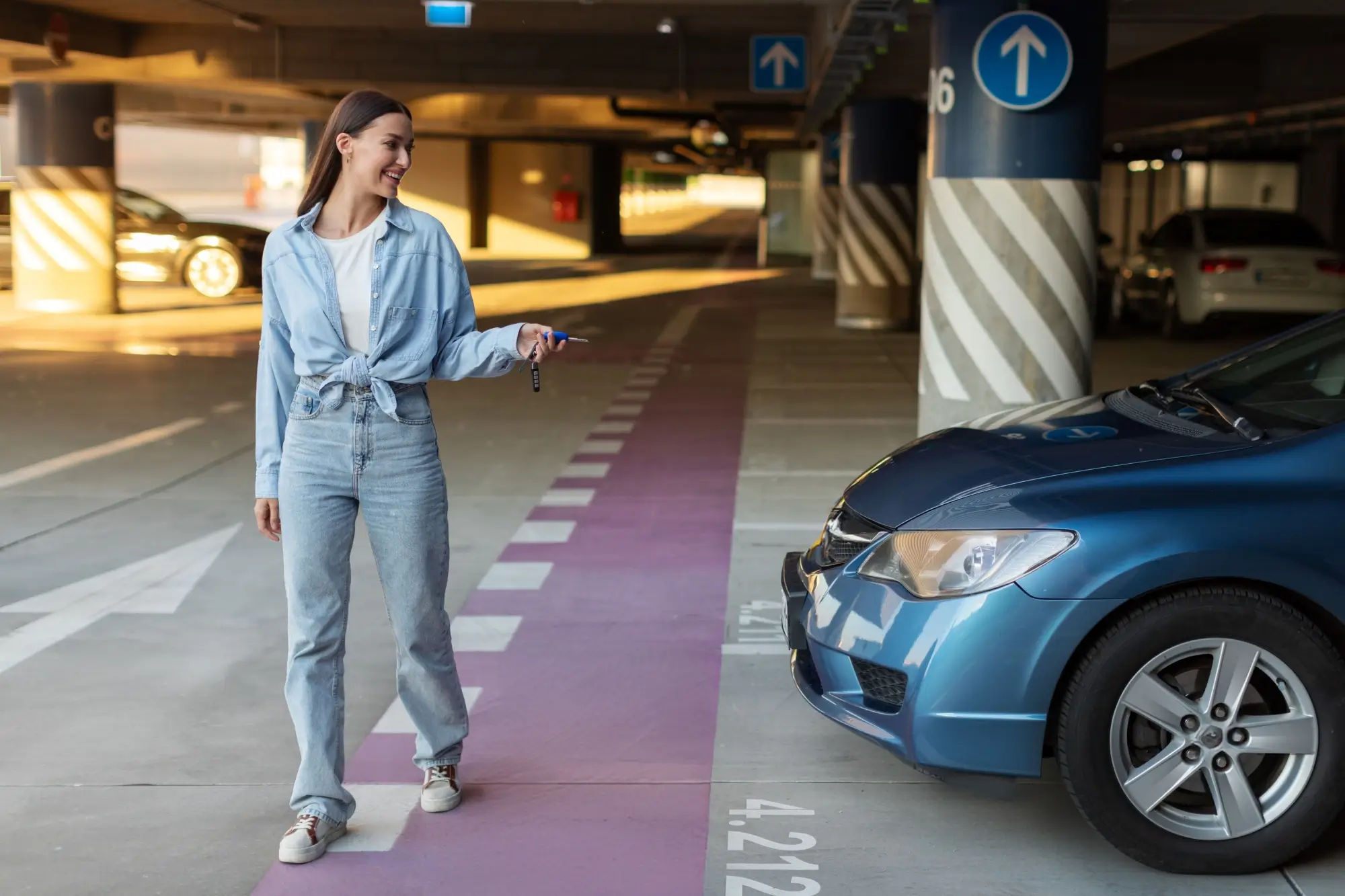 - Techsvět Žena otvírá auto na parkovišti