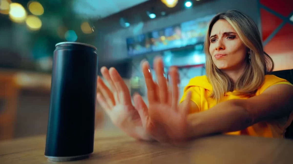 žena s energy drinkem