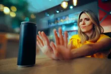 žena s energy drinkem